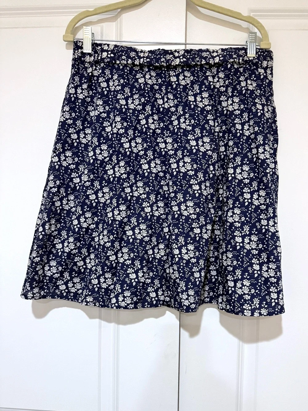 J. Crew Navy and White Floral 💯 Cotton Mini Skirt